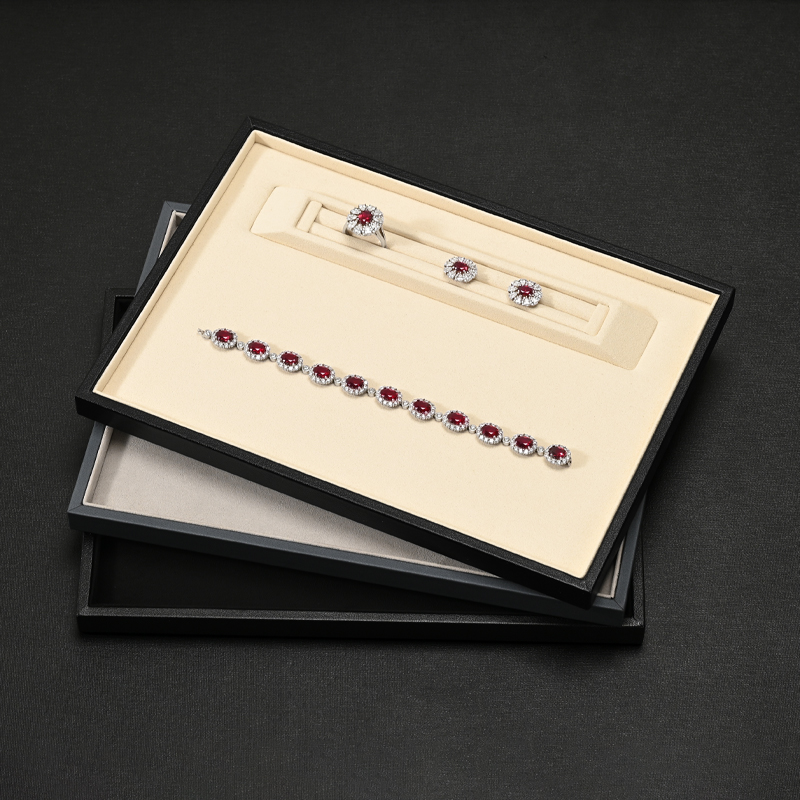 Taca na biżuterię ze skóry Oir – Body Jewelry Display recenzja i cena