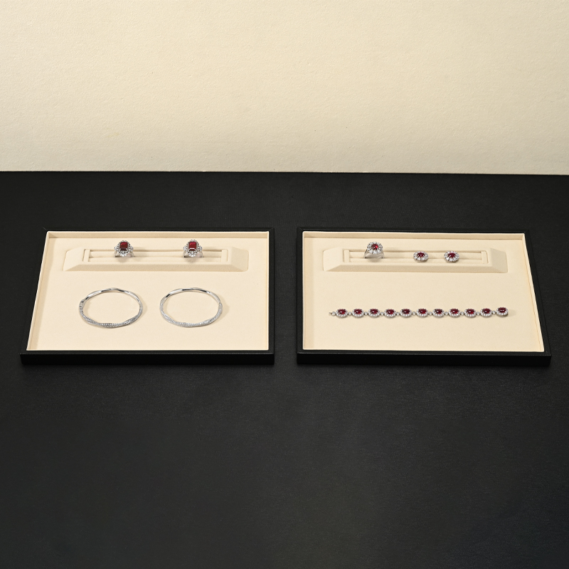Taca na biżuterię ze skóry Oir – Body Jewelry Display recenzja i cena